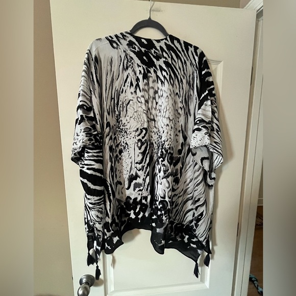 NEW! Vince Camuto Black and White Women's Wrap, Kimona, Ruana Style OSFM - Picture 6 of 16